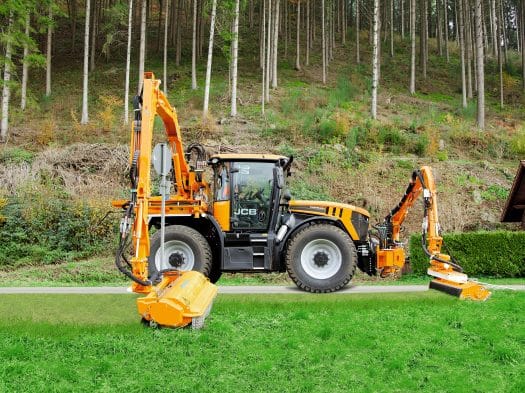 Traktor mit 2 Mähwerken