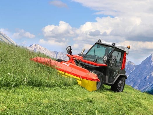 Kommunalfahrzeug beim Grasmähen
