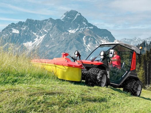 Kommunalfahrzeug beim Grasmähen