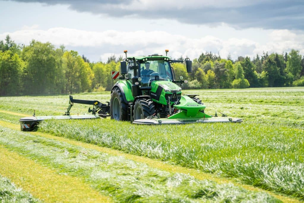 Deutz-Fahr Traktor bei der Feldarbeit in ländlicher Landschaft