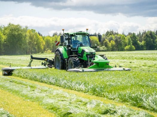 Deutz-Fahr Traktor bei der Feldarbeit in ländlicher Landschaft