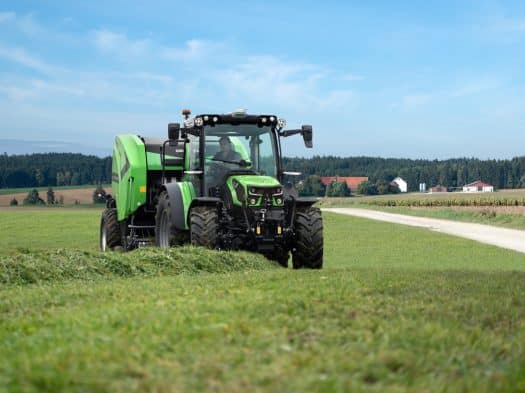 Deutz-Fahr Traktor bei der Feldarbeit in ländlicher Landschaft