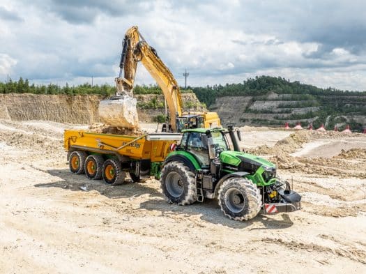 Deutz-Fahr Serie 9 Traktor mit Muldenkipper im Einsatz