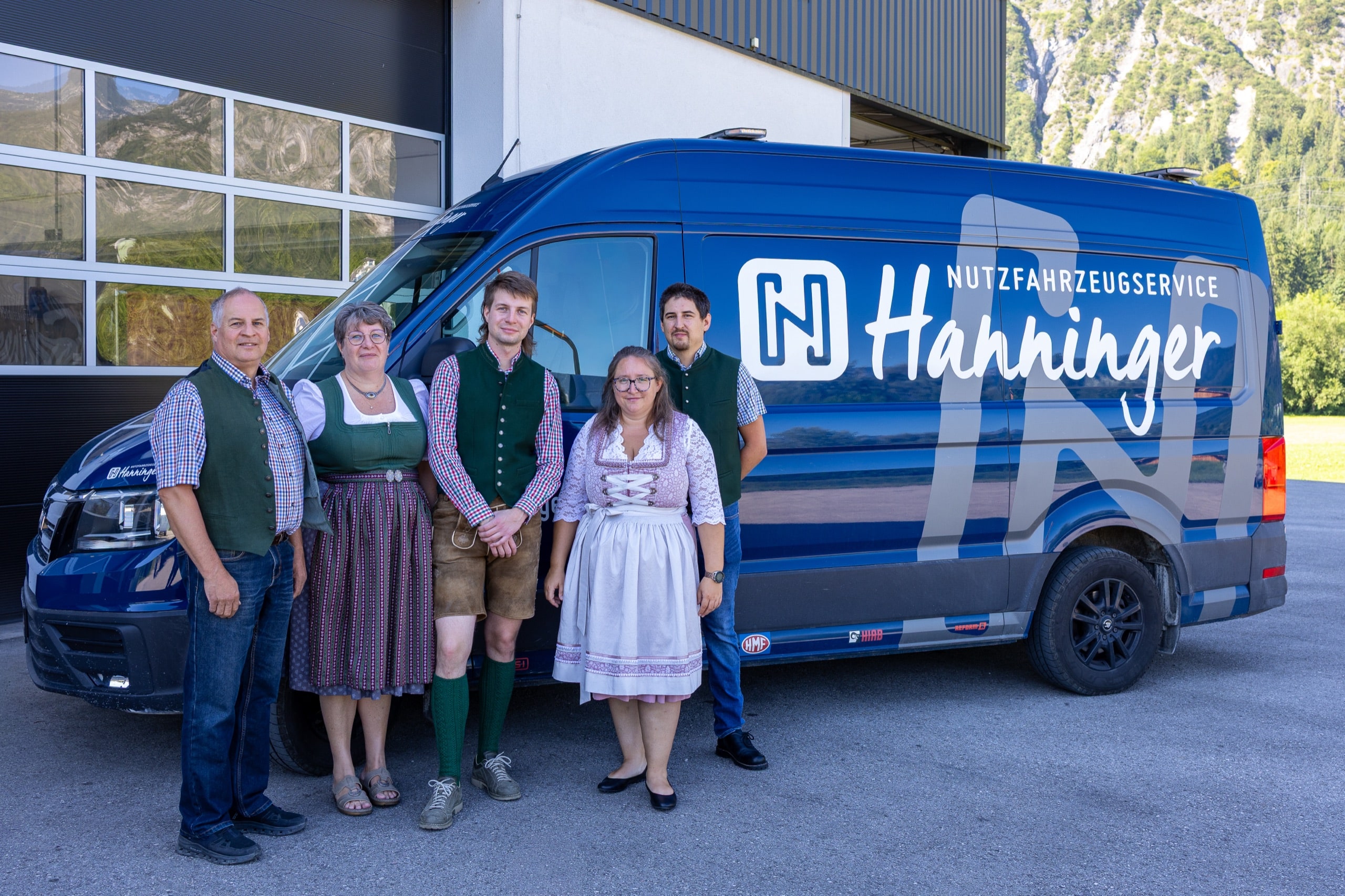 Team und Familie Hanninger vor der Werkstatt