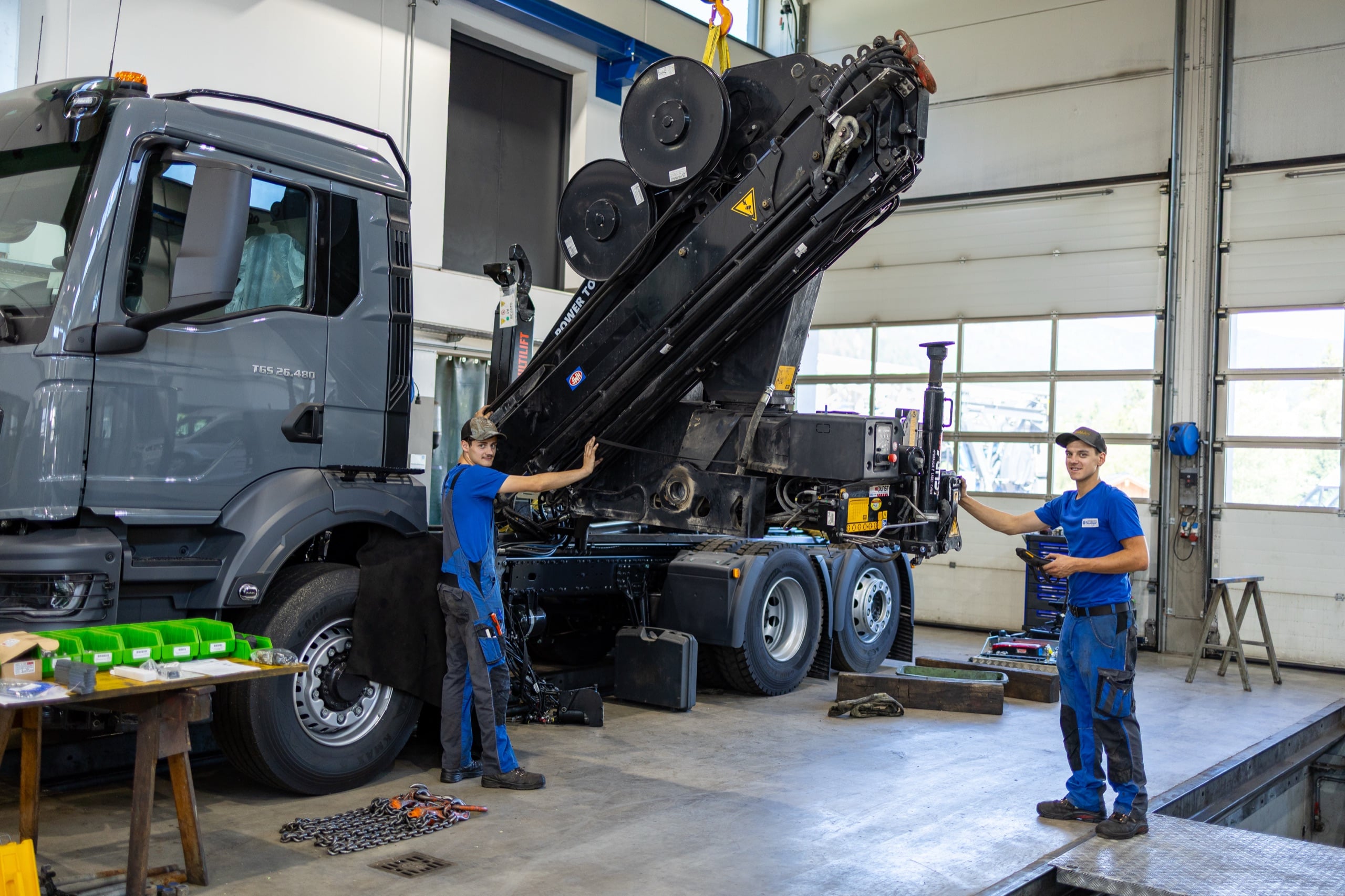 Techniker bei Hydraulik-Reparatur am LKW