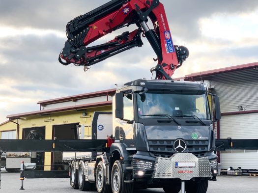 LKW mit aufgerichtetem rotem HMF-Ladekran