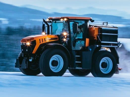 JCB Fastrac Kommunalfahrzeug beim Streuen im Winter