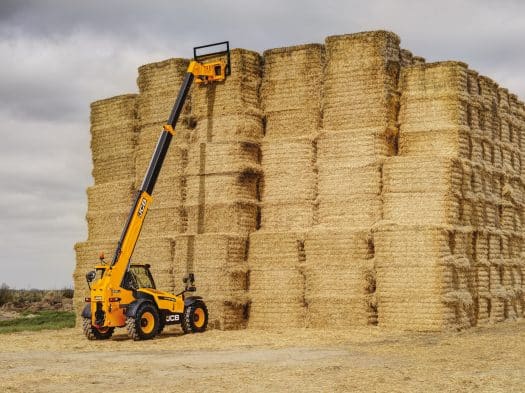 JCB Teleskoplader stapelt Strohballen im landwirtschaftlichen Einsatz