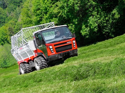 Reform Muli Transporter mit Ladewagen am Grünlandhang