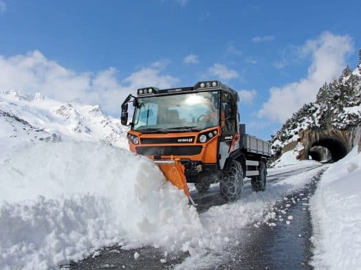 Reform Muli mit Schneepflug im alpinen Winterdienst